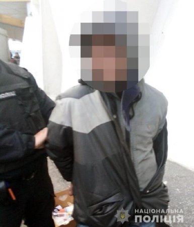 У Києві чоловік погрожував охоронцям супермаркету гранатою через прохання надягнути маску (фото)