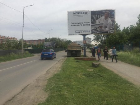 ДТП в Ужгороді: на пішохідному переході автомобіль КАМАЗ збив жінку (фото, відео)