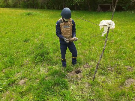 Піротехніки ДСНС Закарпаття застерігають про загрозу, яку несуть у собі вибухонебезпечні предмети