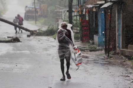 Смертоносний ураган «Амфан» налетів на Індію та Бангладеш: міста зруйновані, а десятки людей загинули (фото, відео)