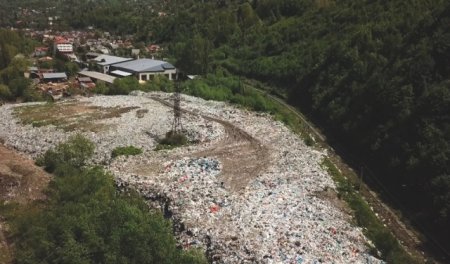 Популярний курорт Закарпаття потопає у смітті (фото)