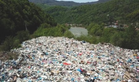 Популярний курорт Закарпаття потопає у смітті (фото)
