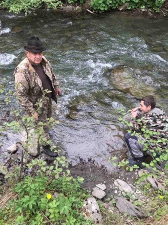 Зарибнення: на Рахівщині у гірські річки випустили мальків форелі (ФОТО)