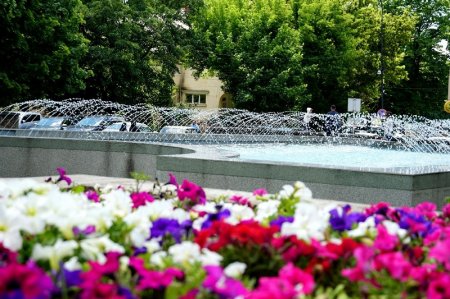 В Ужгороді на Поштовій запрацював фонтан (фото)