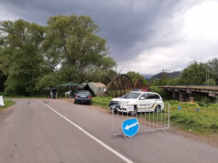 На в’їзді до села Ворочево на Перечинщині встановили пропускний пункт