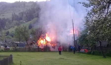 Зараз на Рахівщині страшна пожежа, горять два будинки (фото)