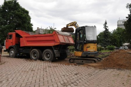 В Ужгороді на Петефі відбувається реконструкція сквера (фото)