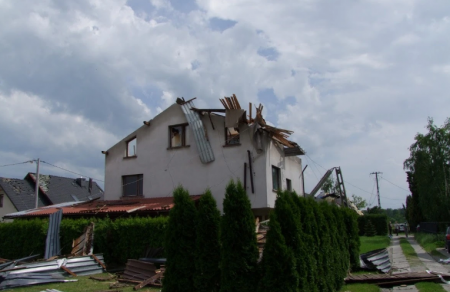 Zrujnovani Budinki Ta Virvani Dereva Polsheyu Pronissya Strashnij Uragan Foto Video Novini Zakarpattya