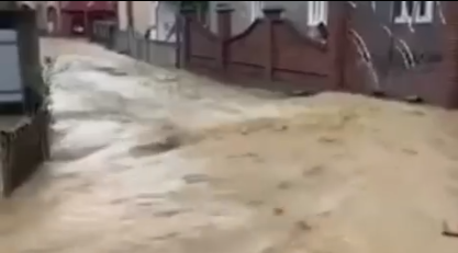 Рахівщину затопило: вода ллється вулицями (відео)