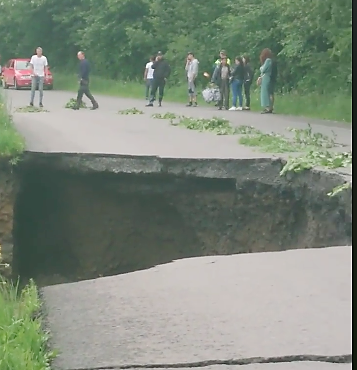 В районі Ясіня Тиса вимила автомобільну дорогу Н-09  створивши провалля (відео)