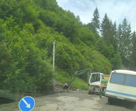 На Рахівщині стався зсув грунту на трьох ділянках дороги в одному селі