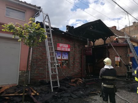 В Мукачеві з третьої години ночі рятувальники гасять пожежу