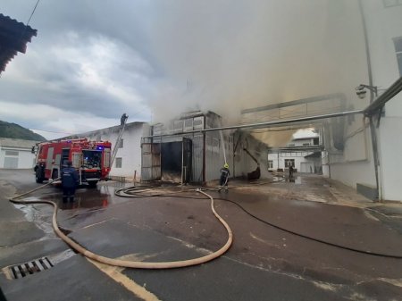 У Мукачеві жахлива пожежа - горять складські приміщення (фото, відео)