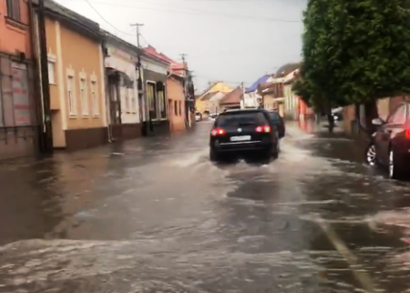 Через великий дощ Мукачеве стало Венецією (відео)