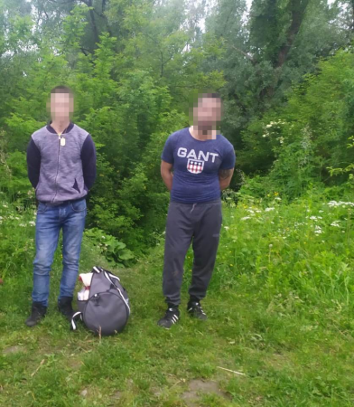 На кордоні з Румунією прикордонники затримали нелегала та його переправників (фото)