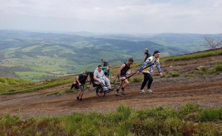 Героя АТО на спеціальному візку підняли на гору Ґемба (Фото)