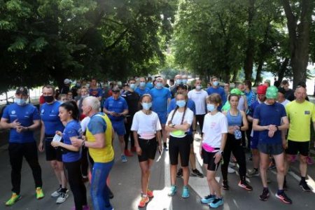 За ініціативи голови Закарпатської ОДА Олексія Петрова в Ужгороді відбувся забіг, в масках (відео)