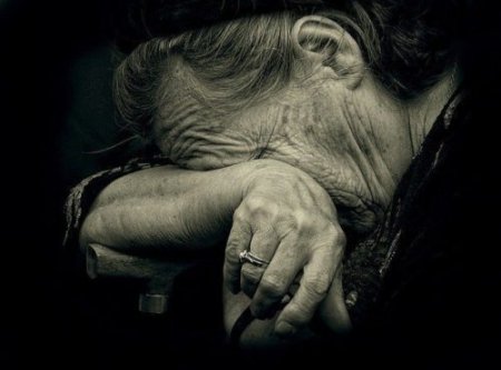 У Мукачеві перехожа дала копняка безпритульній бабусі (ВІДЕО)
