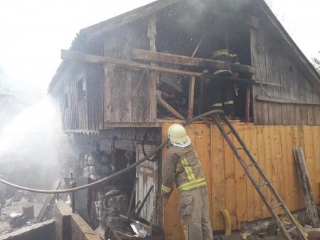 Міжгірські вогнеборці ліквідували пожежу у літній кухні та врятували ще дві споруди від вогню
