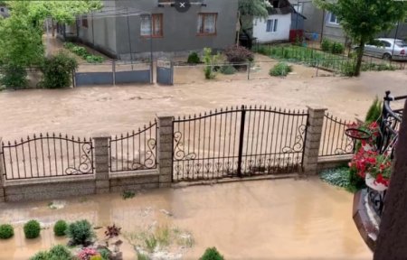 Негода на Закарпатті: На Іршавщині вулиці перетворилися на "ріки" (фото, відео)