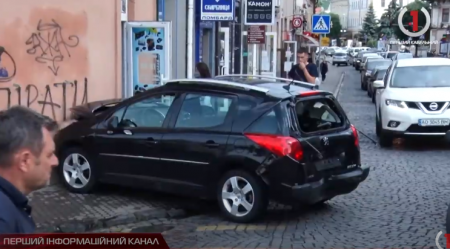 Дивом ніхто не постраждав: у середмісті Мукачева автівку відкинуло у будівлю магазину (відео)