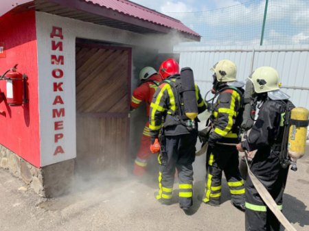 Хустські пожежники тренуються працювати в непридатному для дихання середовищі
