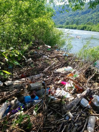 Річка Тиса перетворилася на сміттєпровід (відео)