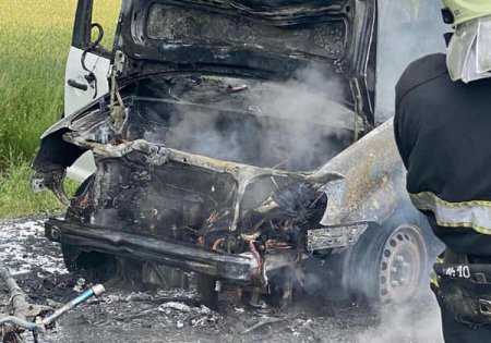 На Виноградівщині машина згоріла під час руху (фото, відео)
