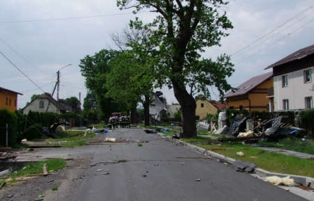 Зруйновані будинки та вирвані дерева: Польщею пронісся страшний ураган (фото, відео)