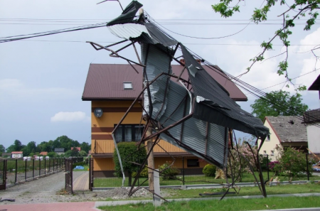 Зруйновані будинки та вирвані дерева: Польщею пронісся страшний ураган (фото, відео)