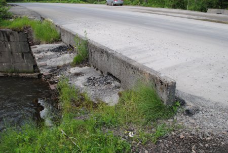На Закарпатті будують дороги, а за аварійні мости забули (фото)