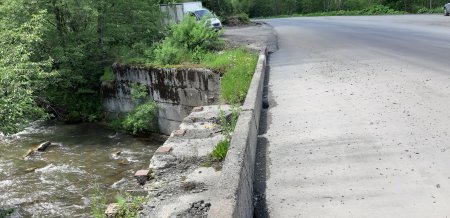 На Закарпатті будують дороги, а за аварійні мости забули (фото)