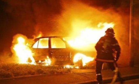 У Мукачеві вночі згорів автомобіль та кіоск