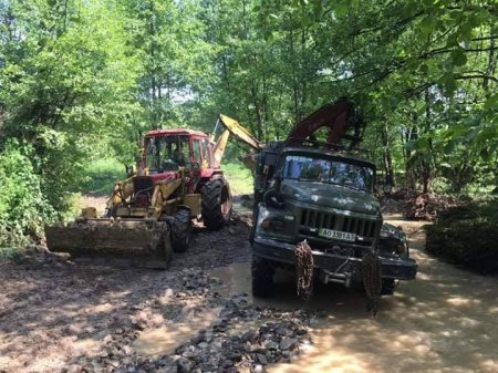 Наслідки стихійного лиха у Приборжавському знову усунули без діючої влади