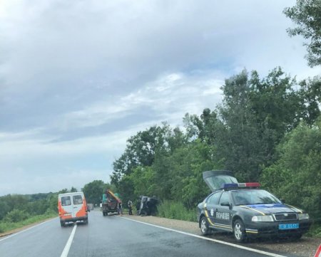 На Закарпатській трасі мікроавтобус перевернувся у кювет (фото)