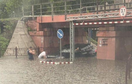 Через сильні зливи автомобіль потонув в Ужгороді (фото, відео)