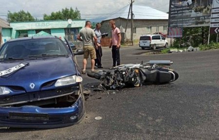 На Іршавщині автомобіль не розминувся з мотоциклом (фото)