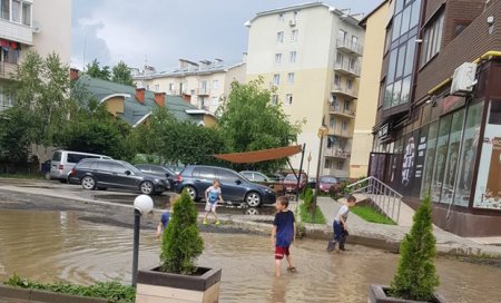 В Ужгороді утворились озера на вулицях, у яких плавають діти (відео)