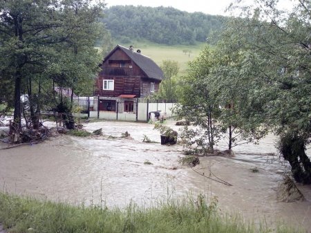 Велика вода затопила церкву на Рахівщині (фото)
