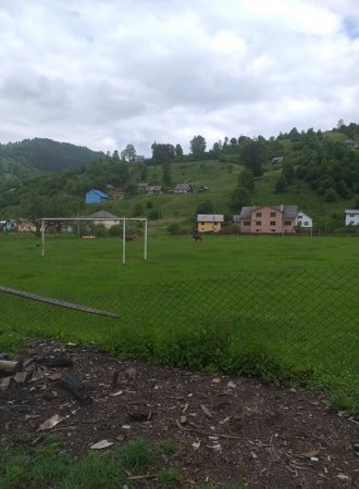 На Рахівщині у селі Богдан люди самотужки знищують свій стадіон (Відео, Фото)
