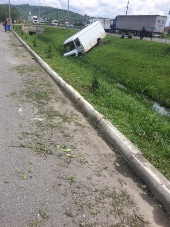 Автопригода трапилась біля Мукачева: мікроавтобус з'їхав у кювет (фото)