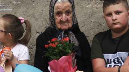Секрет довголіття – доброта: жителька Тячівщини відзначила 103 рік народження! 