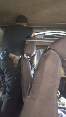Чергова контрабанда на Закарпатті: разом із людьми водій намагався вивезти цигарки (фото)