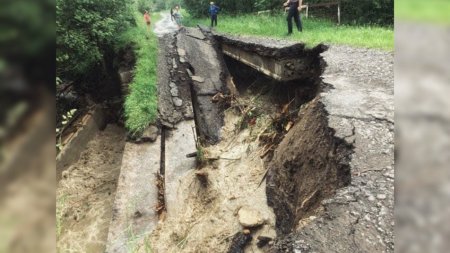 Через зруйнований міст  на Великоберезнянщині "швидка" не змогла доїхати додому до пацієнта (ФОТО)
