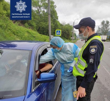  Медики перевіряють температуру у водіїв і пасажирів на в'їзді у Закарпатську область