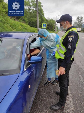 Медики проводять температурний скринінг водіїв та пасажирів на блок-пості “Нижні Ворота” (фото)