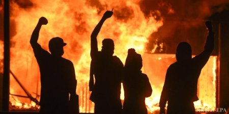 Вночі в Штутгарті пройшли масові безлади, розбиті і розграбовані магазини