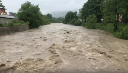 Паводкова хвиля в Ясіня: ситуація надзвичайна (відео)