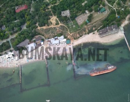 В Одесі біля пляжу із затонулого танкера стався розлив палива в морі (фото, відео)
