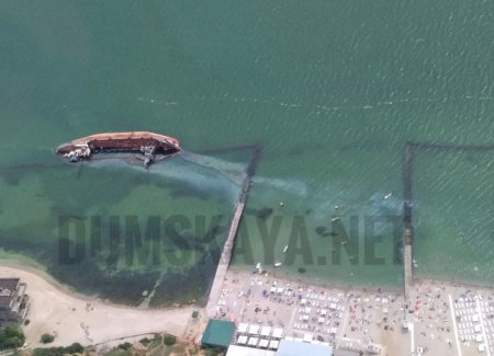 В Одесі біля пляжу із затонулого танкера стався розлив палива в морі (фото, відео)
